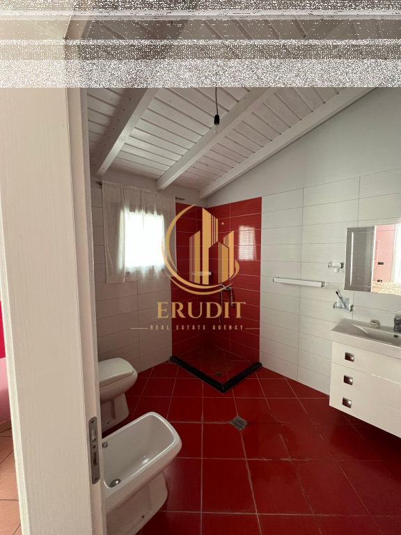 Jepet me qira  Apartament 4+1 i mobiluar