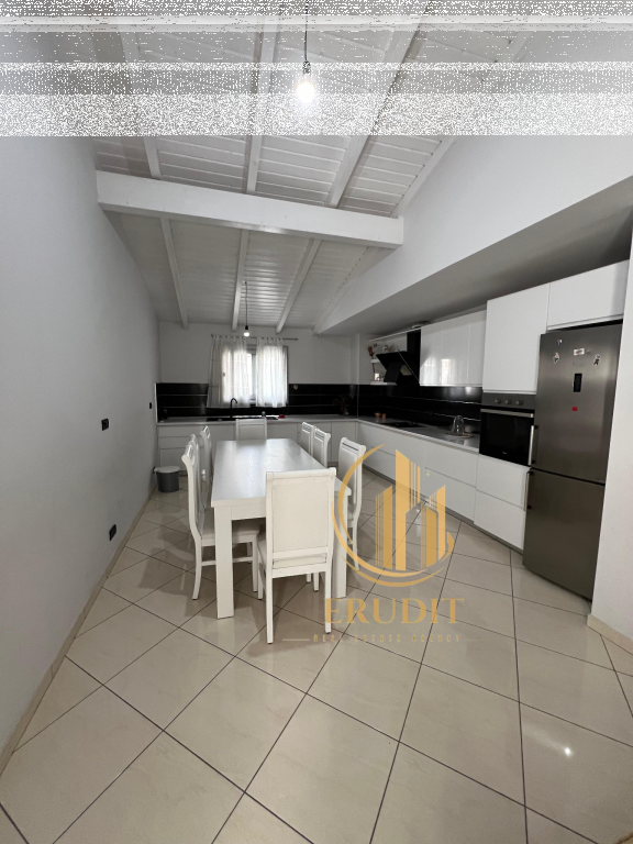 Jepet me qira  Apartament 4+1 i mobiluar