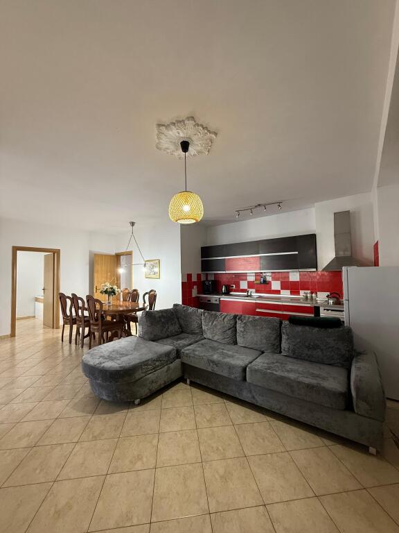 Jepet me qira apartament 2+1+2 me verandë – 21 Dhjetori