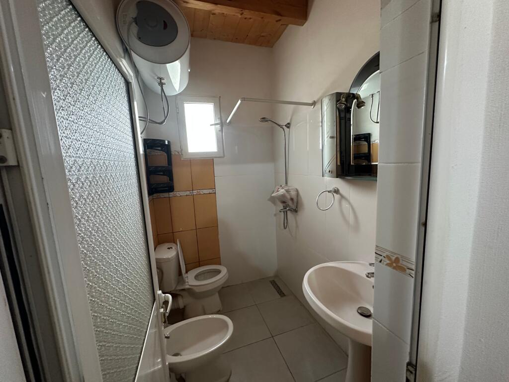 JEPET ME QIRA KATI 2 I NJE VILE 1+1 NE SPITALLE TEK KARBURANT PERNOCA