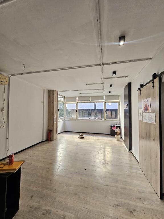 Zyre me Qera: Open space 📍Bllok ( Pranë Çokolatinit) - Kt.2 - Sp.120 m² - 1500/euro neto pallat i ri 🔥