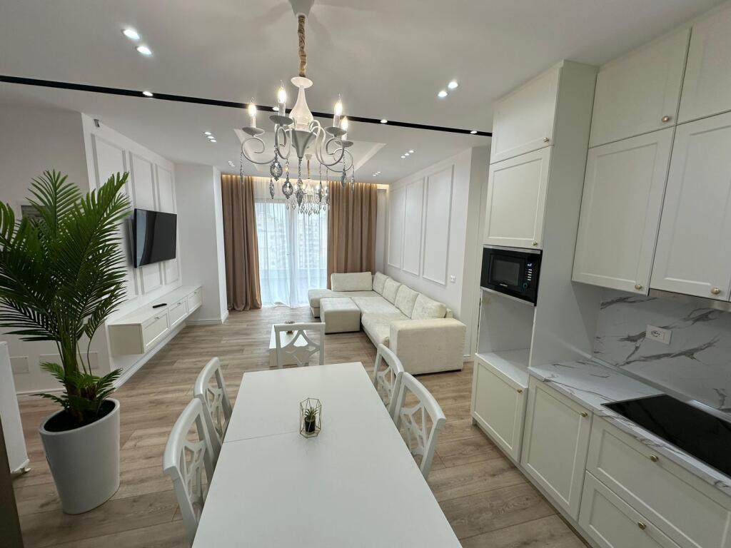 Affittasi appartamento 2+1+2 con veranda + posto auto vicino a Air Albania, Golden Park Residence