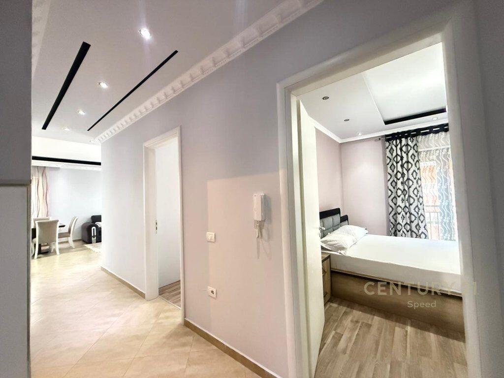 Jepet me qira apartament 2+1 +2 dhe post parkimi ne zonen e Unazes