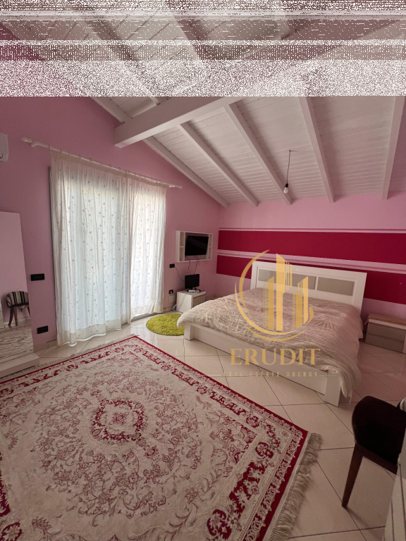 Jepet me qira  Apartament 4+1 i mobiluar