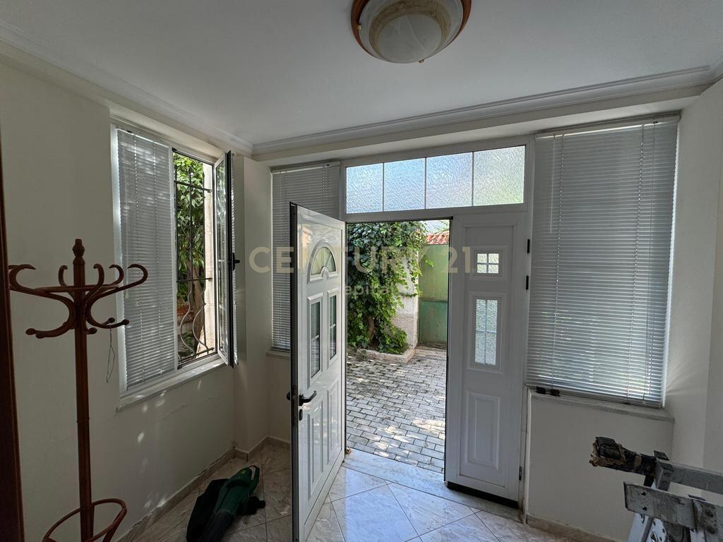 Shitet Apartament me Oborr, tek Shkolla e Kuqe, Tiranë!