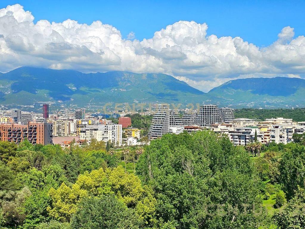 SHESIM, APARTAMENT 3+1+2+POST PARKIMI, KOPSHTI BOTANIK!