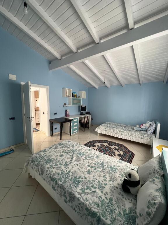 Jepet me qira  Apartament 4+1 i mobiluar