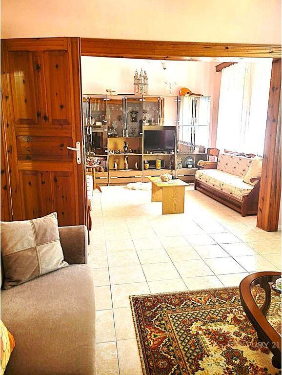 Shitet shtëpi karakteristike 2-katëshe në Berat