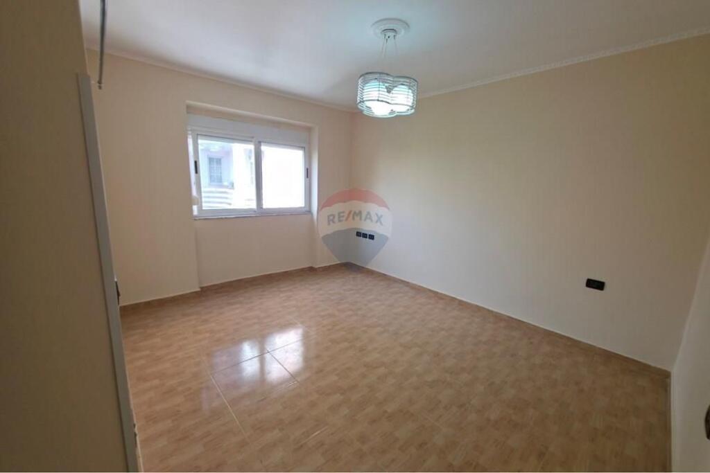Shitet Apartament pranë Medresesë