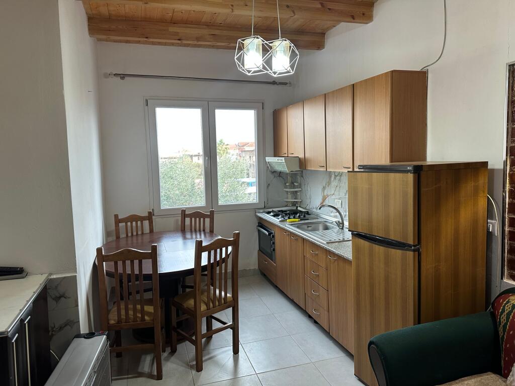 JEPET ME QIRA KATI 2 I NJE VILE 1+1 NE SPITALLE TEK KARBURANT PERNOCA