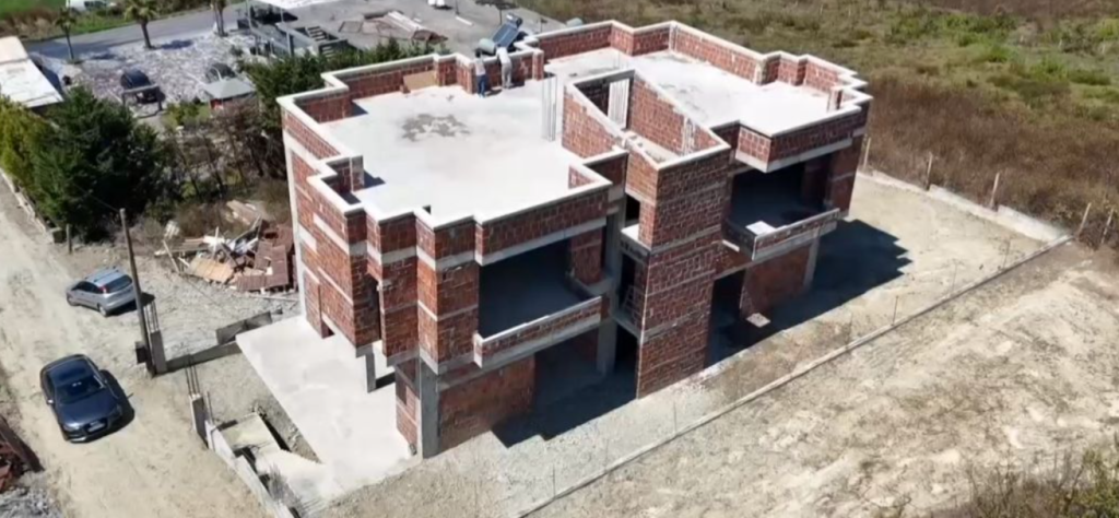 EKSKLUZIVISHT   🏡 Vilë 3-katëshe për shitje – Gjiri i Lalzit