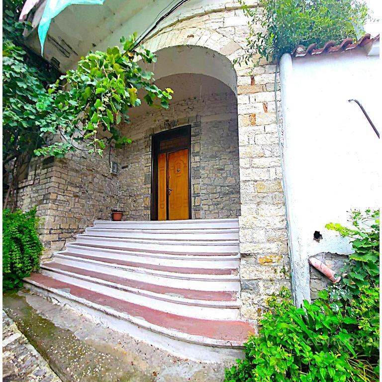 Shitet shtëpi karakteristike 2-katëshe në Berat