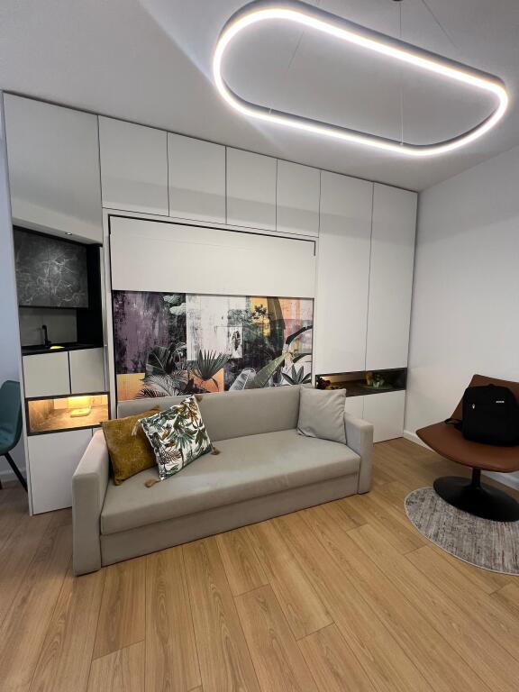 Okazion Shes apartament Komuna e Parisit - 83.000€