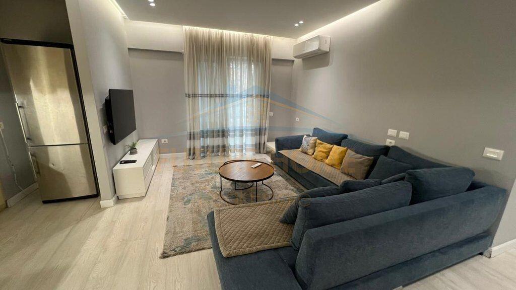 Shitet apartament 2+1+2 Rruga e Barrikadave