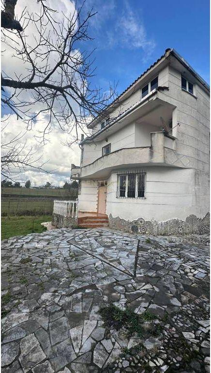 Villa for sale in Peze e Vogel near Lapidari.