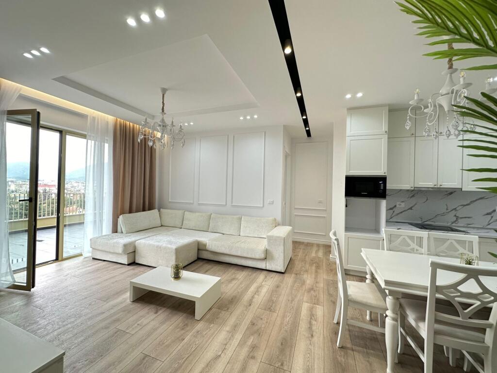 Affittasi appartamento 2+1+2 con veranda + posto auto vicino a Air Albania, Golden Park Residence