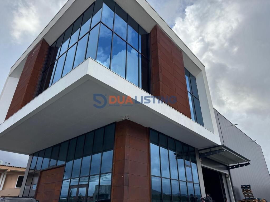 Warehouse/showroom for rent in the Vaqarri area!