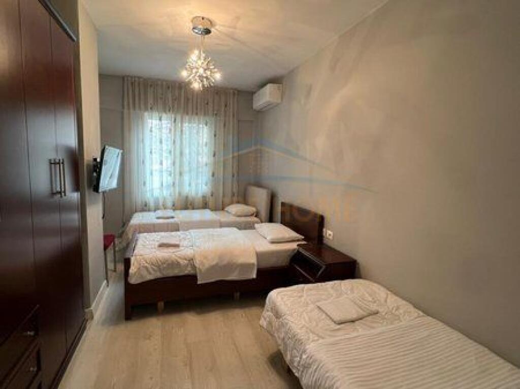 Shitet, Apartament 2+1+2, Rruga e Barrikadave, Tiranë