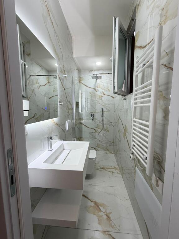 APARTAMENT 1+1 PERBALLE DELIJORGJIT  🏡 Apartament 1+1 me qira – përballë Delijorgjit 📍 Rruga “Dëshmorët e Fekenit” Ofrohet me qira apartament komod dhe modern 1+1, i pozicionuar në katin e dytë të një vile 3-katëshe, në një zonë të qetë dhe shumë të kërkuar të qytetit. Apartamenti ka ndriçim natyral dhe ngrohtësi gjatë gjithë ditës.