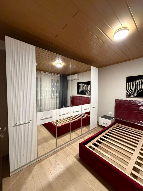 APARTAMENT 1+1 PERBALLE DELIJORGJIT  🏡 Apartament 1+1 me qira – përballë Delijorgjit 📍 Rruga “Dëshmorët e Fekenit” Ofrohet me qira apartament komod dhe modern 1+1, i pozicionuar në katin e dytë të një vile 3-katëshe, në një zonë të qetë dhe shumë të kërkuar të qytetit. Apartamenti ka ndriçim natyral dhe ngrohtësi gjatë gjithë ditës.