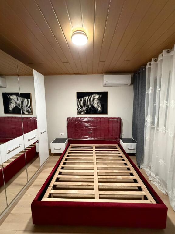 APARTAMENT 1+1 PERBALLE DELIJORGJIT  🏡 Apartament 1+1 me qira – përballë Delijorgjit 📍 Rruga “Dëshmorët e Fekenit” Ofrohet me qira apartament komod dhe modern 1+1, i pozicionuar në katin e dytë të një vile 3-katëshe, në një zonë të qetë dhe shumë të kërkuar të qytetit. Apartamenti ka ndriçim natyral dhe ngrohtësi gjatë gjithë ditës.