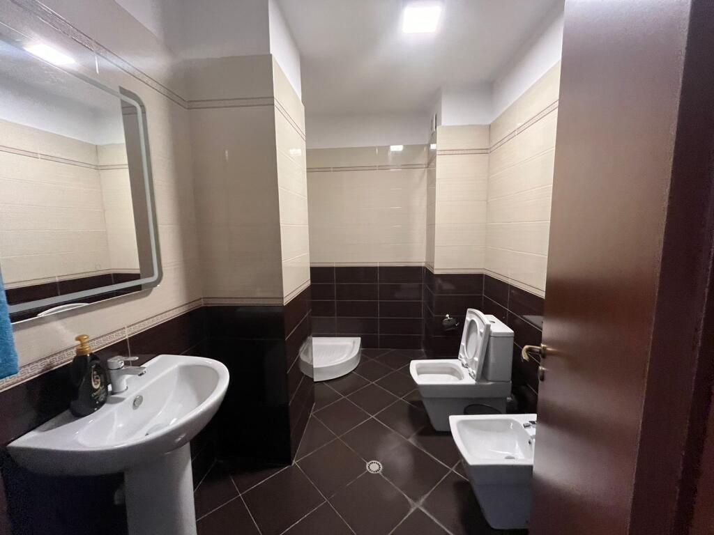 Ambient per zyra me qira te Stadiumi Dinamo