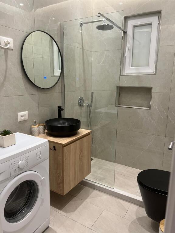 Shitet Garsoniere, Ambasada Amerikane