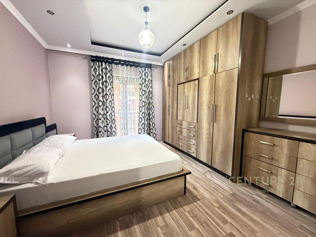 Jepet me qira apartament 2+1 +2 dhe post parkimi ne zonen e Unazes