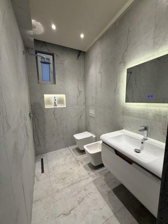 VILE ME QERA 2-KATESHE RRUGA E KAVAJES 2.000 EURO