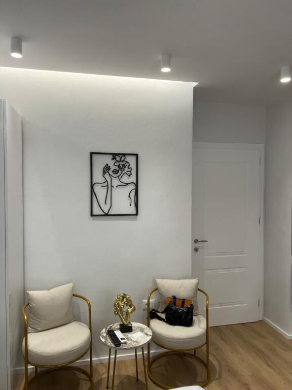 Shitet Garsoniere, Ambasada Amerikane