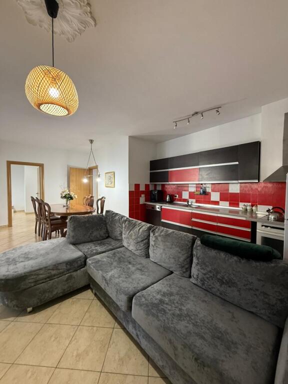 Jepet me qira apartament 2+1+2 me verandë – 21 Dhjetori