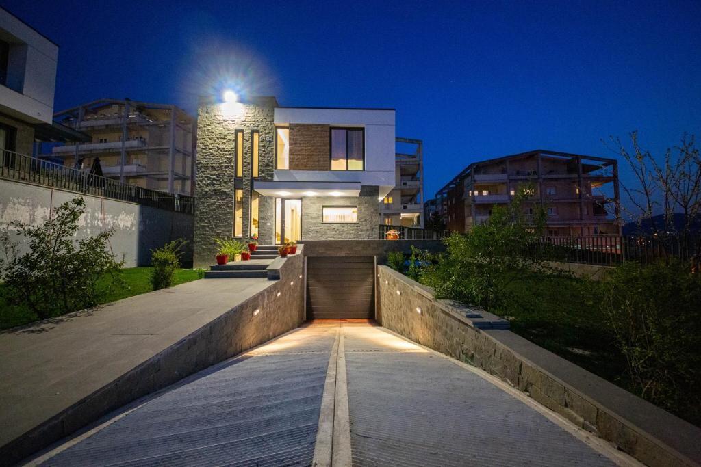 JEPET ME QIRA VILE INDIVIDUALE NE SAUK !