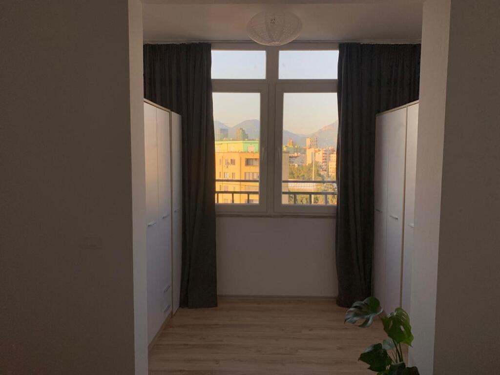 Jepet me qera apartament 1+1 tek Komuna e Parisit prane Ola Fast