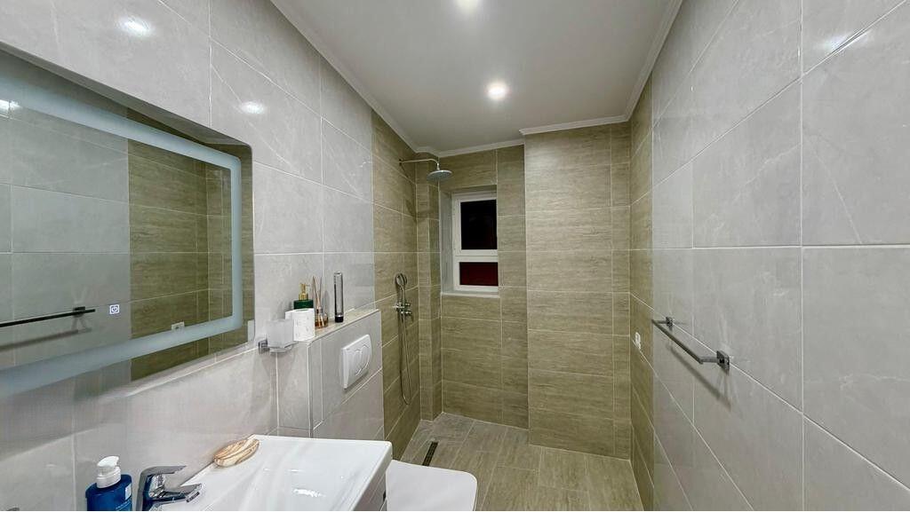 Jepet me qera apartament modern 1+1, Rruga e Dibres tek Medreseja! 500 € /Muaj