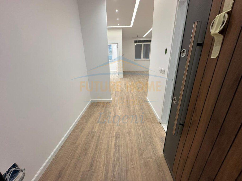 Shitet, Apartament 1+1, Rruga Eduard Mano, Liqeni i Thate, Tiranë.