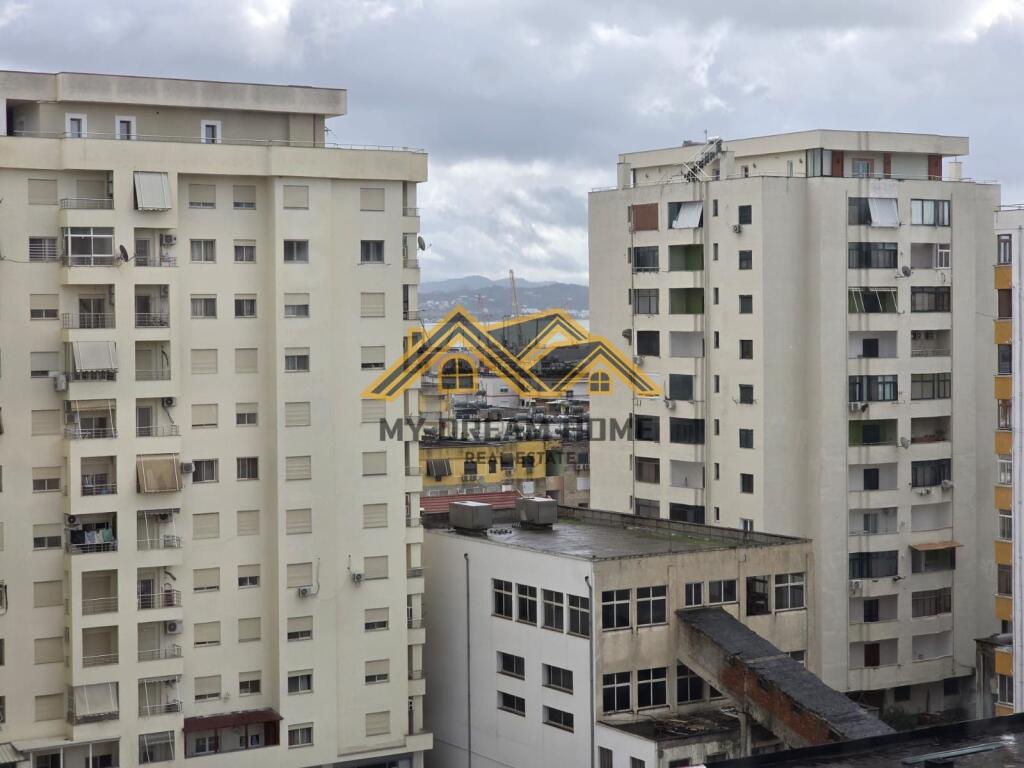 APARTAMENT 2+1+2 PRANE QENDRES PER SHITJE !