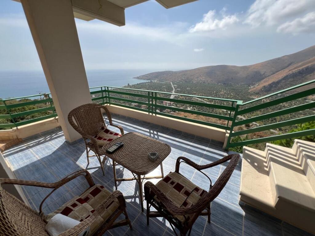 Shitet godinë 5-katëshe në Qeparo, Himarë