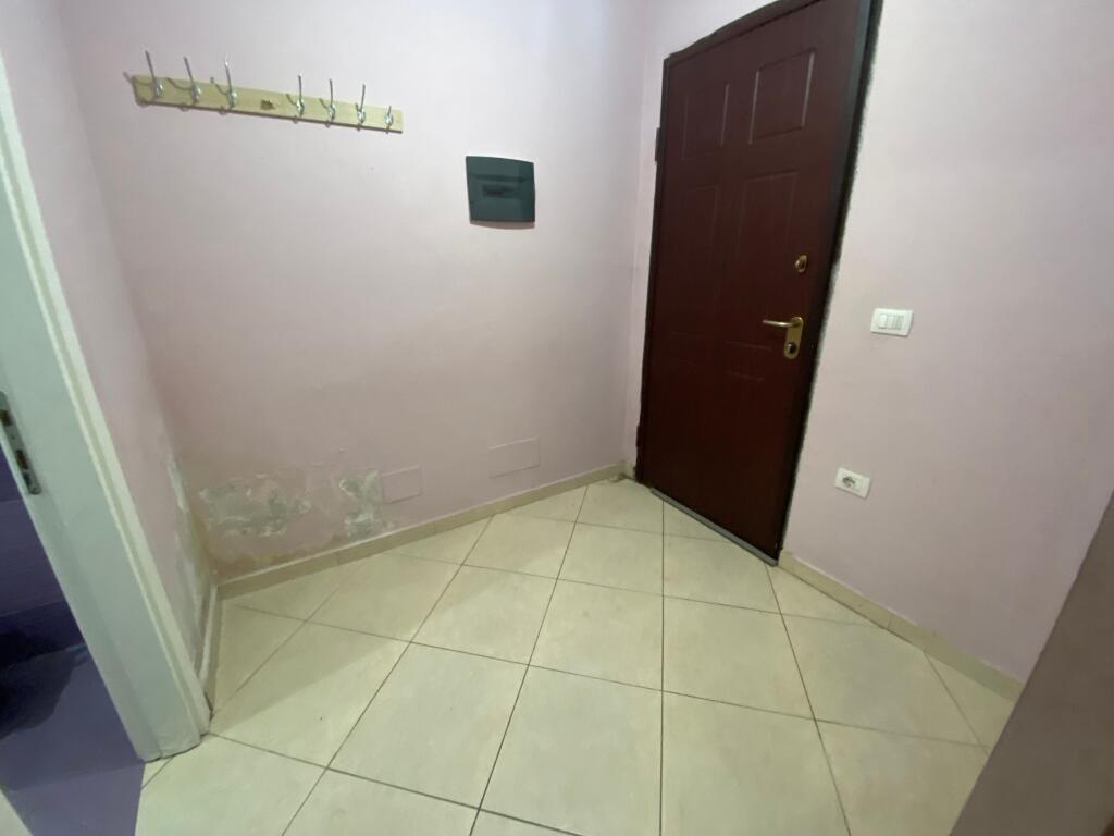 Shitet 2+1,liqeni i thate,175.000 euro me post parkimi ne cmim