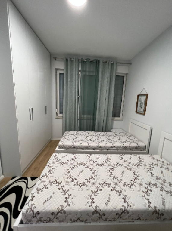 🏠 Jepet me qira apartament modern 2+1+2  📍 Rr. Dritan Hoxha – Zona Aura