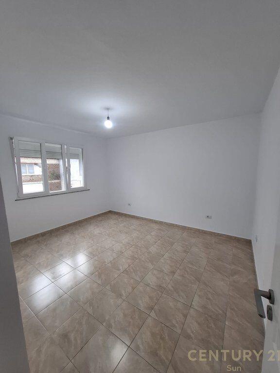 Shitet apartament 1+1+ballkon te rruga e Kavajës pranë auto Kadiu 129.000 € !!!