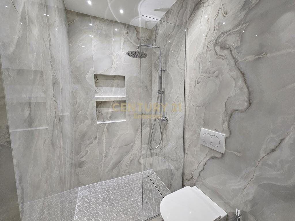 Shitet Apartament 3+1+2 Parkime ne Lake View!! 780,000 € Sip. Totale  192m2