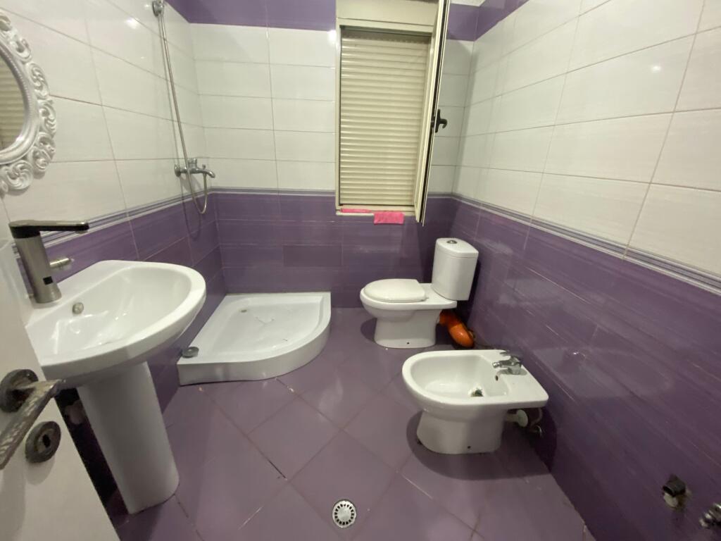 Shitet 2+1,liqeni i thate,175.000 euro me post parkimi ne cmim