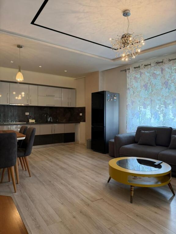 Super ap 2+1 tek komuna parisit ( ngjitur me kika 2 )