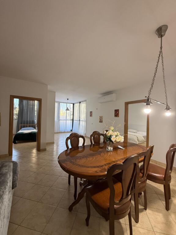 Jepet me qira apartament 2+1+2  me verande-21 Dhjetori