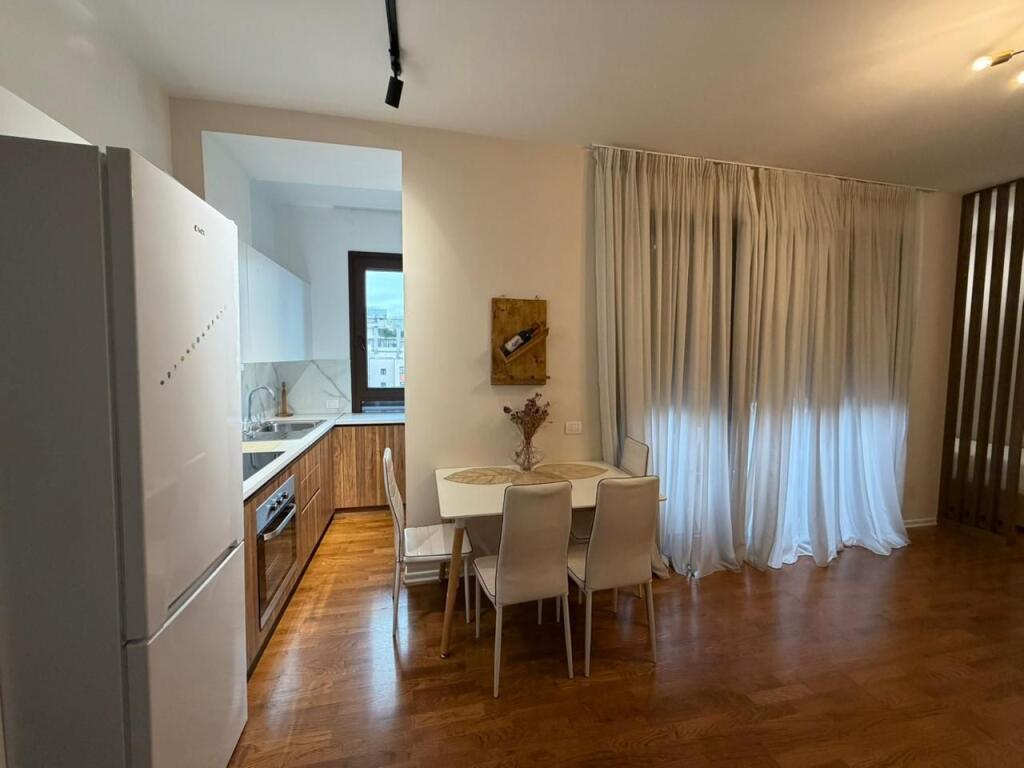 Apartament 1+1 per qira tek Rruga e Barrikadave.
