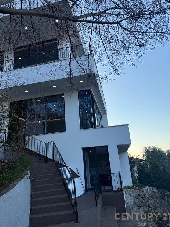 Jepet me qira vilë në Petrelë, Tiranë