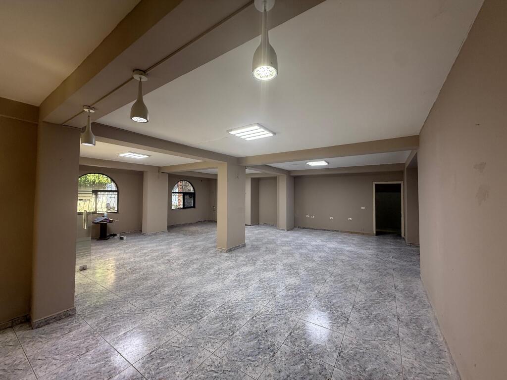 Shop for sale at Niket Dardani, in the Xhamlliku area