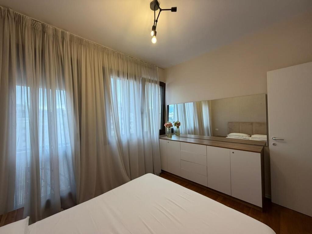 Apartament 1+1 per qira tek Rruga e Barrikadave.