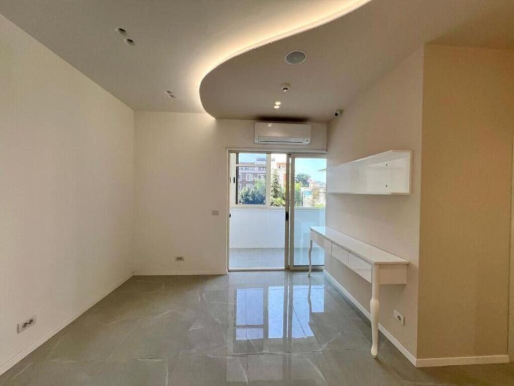 Zyre me qera Rruga Panorama