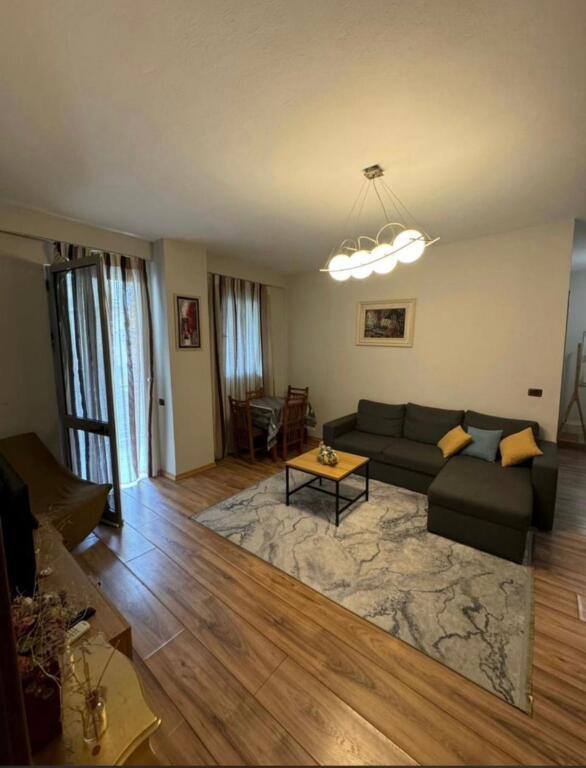 2+1,i mobiluar ,ne myslym shyri,800 euro